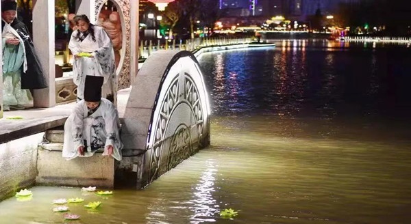 大运河畔放荷灯，共祈新年福安康