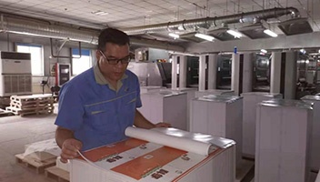 新华企业开足马力赶印秋季教材教辅