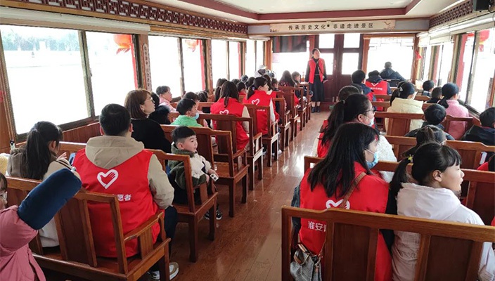 关爱留守儿童 文旅青年在行动