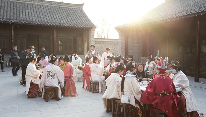 汉服打卡、围炉煮茶......沉浸式“古风”游板闸