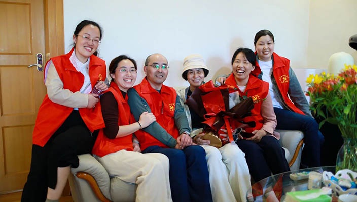 新华党总支开展关爱“空巢老人”主题党日活动